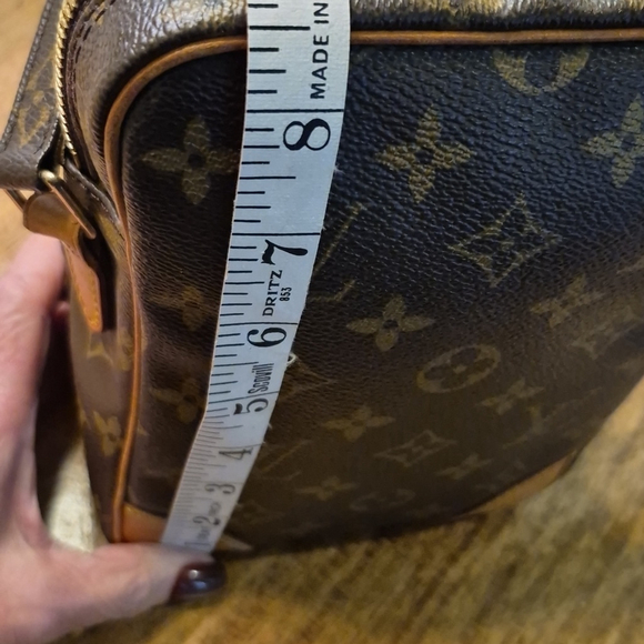 Louis Vuitton: Amazone iconic Monogram Pattern Unisex Crossbody. Code#TH0093 - Picture 11 of 17